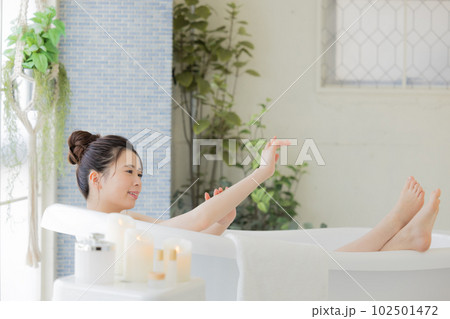 女性 ビューティー 入浴する若い女性 女性 ビューティー 入浴する若い女性 102501472