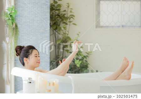 女性 ビューティー 入浴する若い女性 女性 ビューティー 入浴する若い女性 102501475