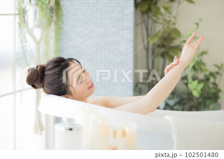 女性 ビューティー 入浴する若い女性 女性 ビューティー 入浴する若い女性 102501480