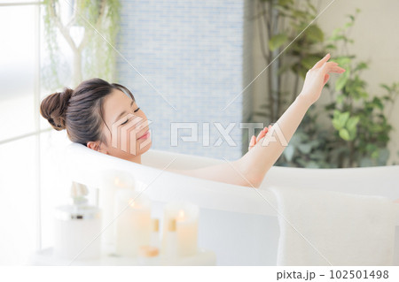 女性　ビューティー　入浴する若い女性 102501498