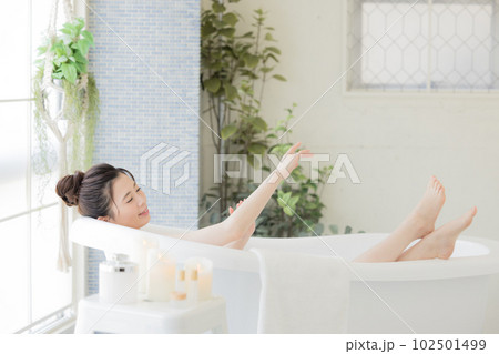 女性　ビューティー　入浴する若い女性 102501499