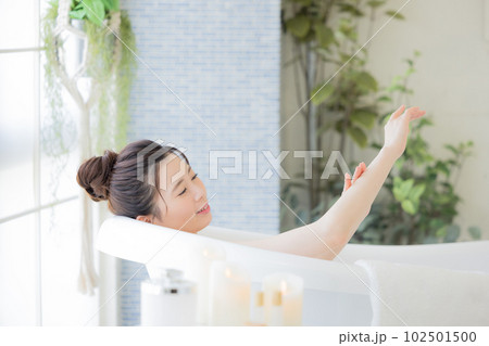 女性　ビューティー　入浴する若い女性 102501500