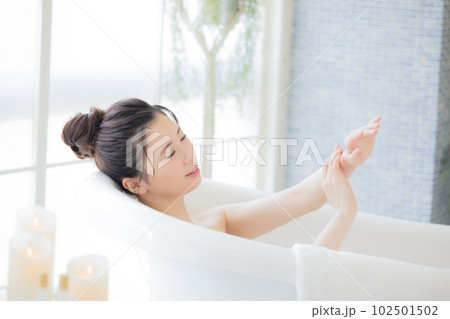 女性 ビューティー 入浴する若い女性 女性 ビューティー 入浴する若い女性 102501502