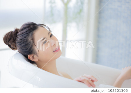 女性 ビューティー 入浴する若い女性 女性 ビューティー 入浴する若い女性 102501506