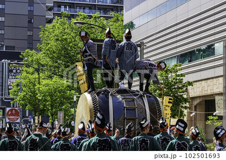 東京都　府中市　大國魂神社　くらやみ祭　御先払大太鼓送り込み　大鳥居前 102501693
