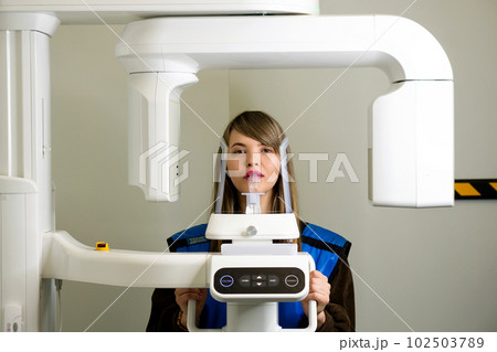 Female patient having computer tomography of jaw Female patient having computer tomography of jaw 102503789