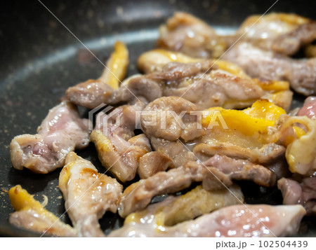 ひね鶏をフライパンで焼く。 ひね鶏をフライパンで焼く。 102504439