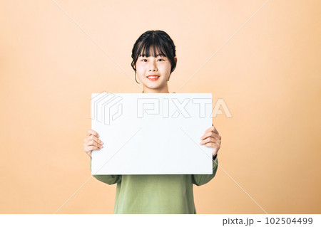 メッセージボードを見せる女の子 102504499