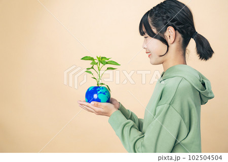 地球の描かれた植木鉢を持つ女の子 環境保護イメージ 地球の描かれた植木鉢を持つ女の子 環境保護イメージ 102504504