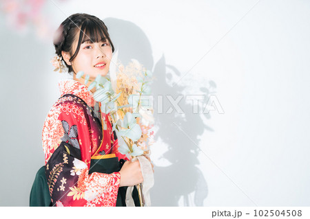 着物を着た女の子 卒業式 ハーフ成人式 着物を着た女の子 卒業式 ハーフ成人式 102504508