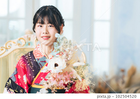 着物を着た女の子　卒業式　ハーフ成人式 102504520