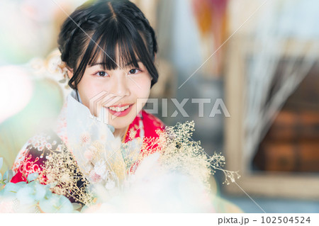 着物を着た女の子　卒業式　ハーフ成人式 102504524