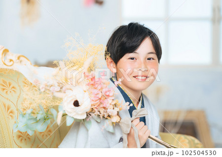 着物を着た男の子 102504530