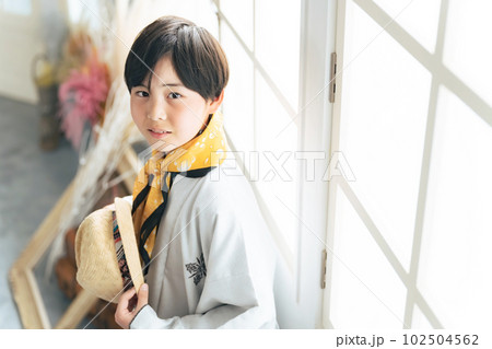 和服を着た男の子のポートレート　写真館　フォトスタジオ 102504562