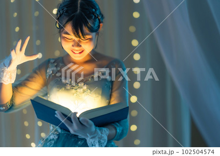 光る本を見る女の子 光る本を見る女の子 102504574