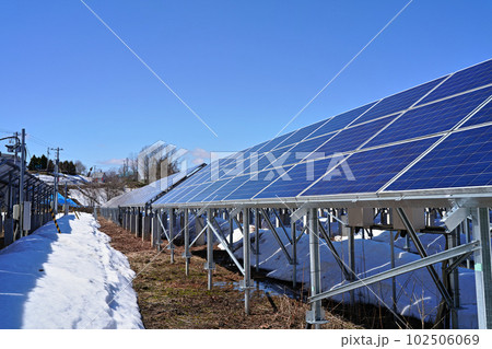 冬の太陽光発電　ソーラーパネル 102506069