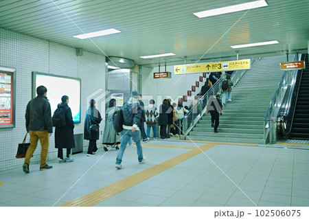 コンコースを歩く人々 102506075