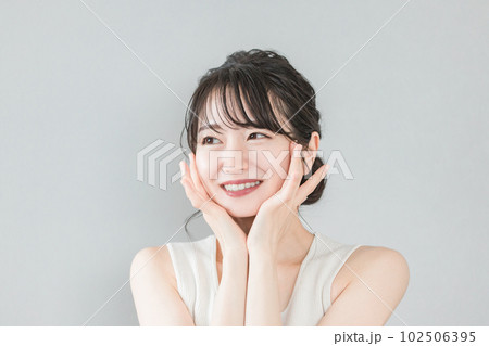 スキンケアをする美肌のアジア人女性(オーガニック・無添加) スキンケアをする美肌のアジア人女性(オーガニック・無添加) 102506395