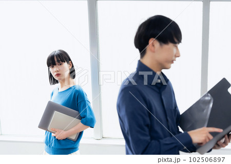 オフィスで考えるビジネスパーソン オフィスで考えるビジネスパーソン 102506897