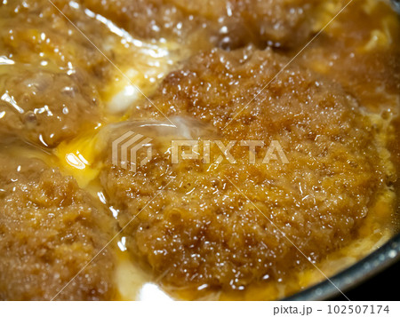 かつとじ調理シーン。豚カツ(豚ひれかつ)を卵とじする。 102507174
