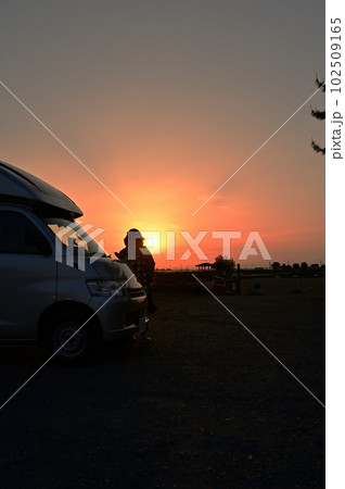 夕方のキャンプ場 キャンピングカー インスタ映え女子 夕方のキャンプ場 キャンピングカー インスタ映え女子 102509165