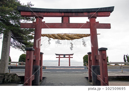 琵琶湖に浮かぶ白髭神社の赤い鳥居 102509695