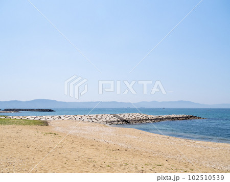播磨灘の風景。(兵庫県明石市内の砂浜海岸。) 102510539