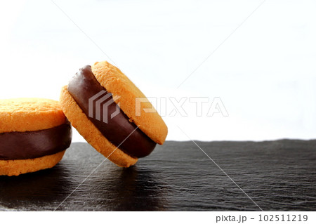 生チョコサンドクッキー 生チョコクッキーサンド 102511219