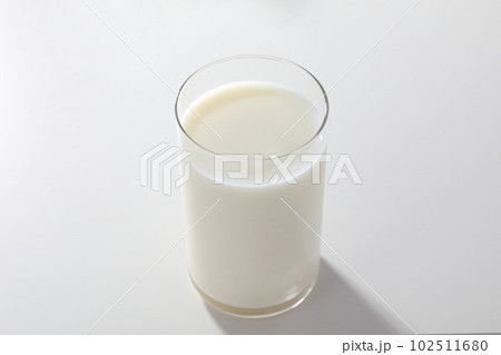 グラスに注がれた牛乳 102511680