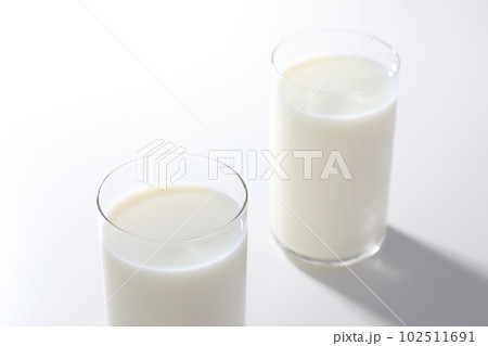 グラスに注がれた牛乳 102511691