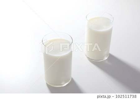 グラスに注がれた牛乳 グラスに注がれた牛乳 102511738