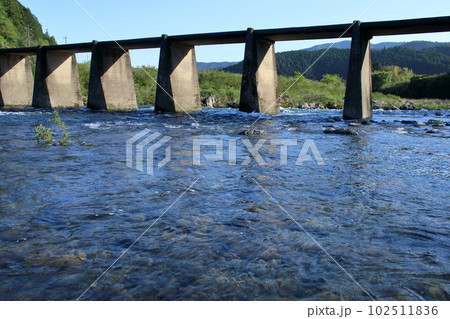 四万十川に架かる清水ヶ瀬沈下橋　（高知県　四万十町） 102511836