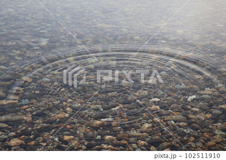 透き通ったきれいな水の湖の水面に広がる波紋のある風景 透き通ったきれいな水の湖の水面に広がる波紋のある風景 102511910