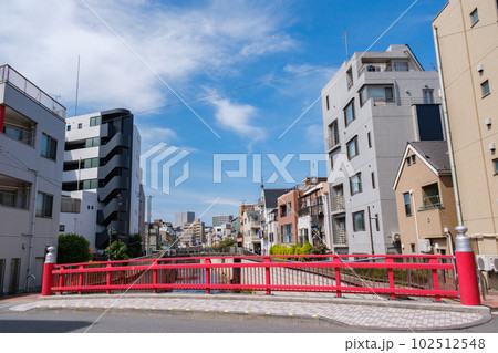 鮮やかな朱色が映える中野l新橋と神田川沿いの住宅街　東京都中野区弥生町 102512548
