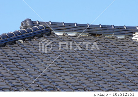 屋根の棟瓦の漆喰がはがれた様子　 102512553