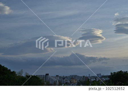 夕陽に光る積層雲 102512652
