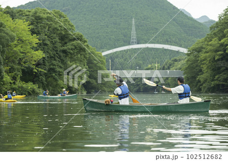 友人と一緒にカヤックで川下りを楽しむ男性 友人と一緒にカヤックで川下りを楽しむ男性 102512682
