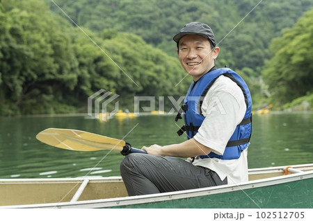 カヤックで川下りを楽しむ男性 カヤックで川下りを楽しむ男性 102512705
