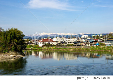最上川沿いの町並み 102513016