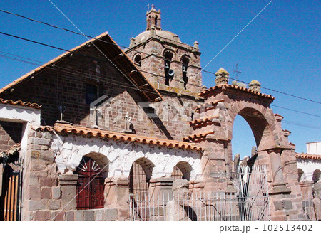 ボリビア　ティワナク村の教会 102513402