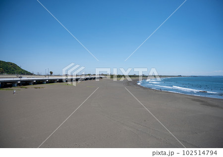 大磯海水浴場と西湘バイパス　青空 102514794