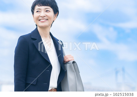 ジャケットを着た50代女性管理職のポートレート 102515038