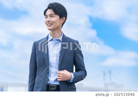 ビジネスカジュアル姿の若いビジネスマン ビジネスカジュアル姿の若いビジネスマン 102515048