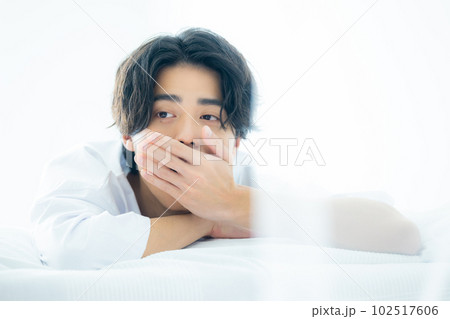ベッドルームの男性 102517606