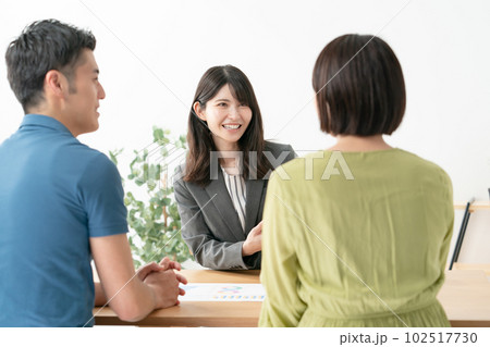セールス　対面　営業　カップル 102517730