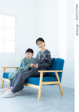 親子　妊婦　小学生の女の子 102517764