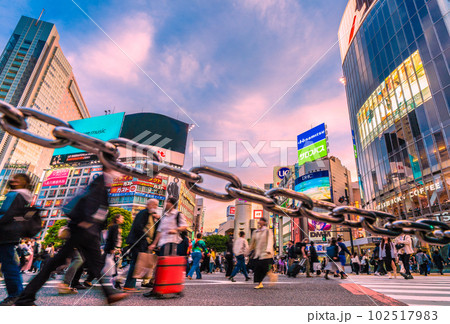 日本の東京都市景観 5類移行きょうから。呪縛の鎖から解放、賑わう渋谷。マ無しの方がさらに増加＝8日 102517983