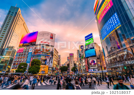 日本の東京都市景観 5類移行きょうから。賑わう渋谷スクランブル交差点。マ無しの方がさらに増加＝8日 102518037