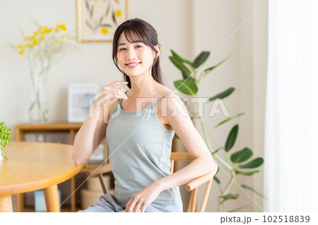 ダイニングの若い女性 ダイニングの若い女性 102518839