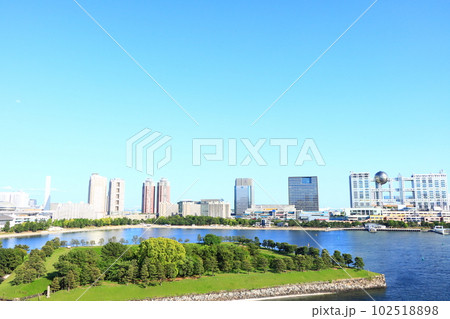 東京都、フジテレビ本社ビルとお台場の風景 102518898
